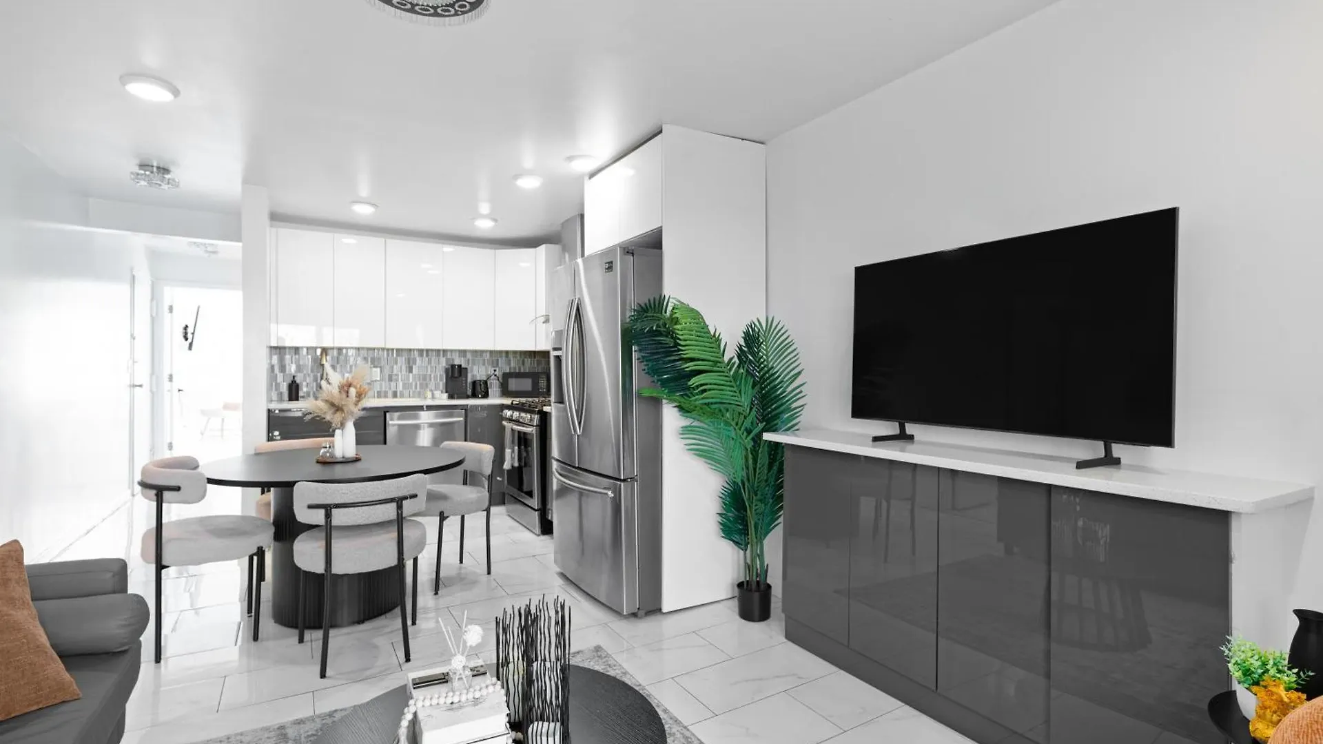Deluxe 2Br Condo - Free Parking - 25 Min To Nyc - Sleeps 6 North Bergen 0*,  United States